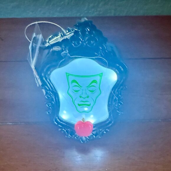 NEW Evil Queen Mirror Light-Up PocketBac Holder - Picture 5 of 5